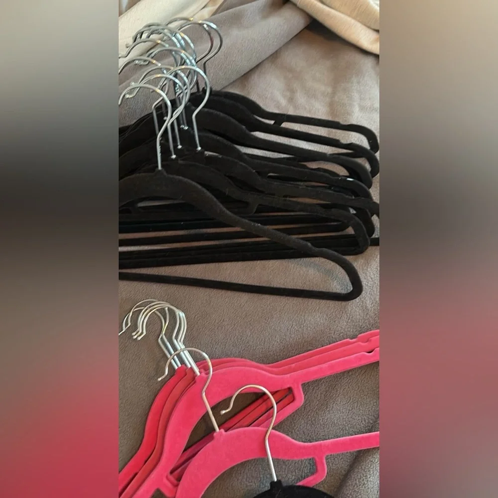 5/$25!! - (20) Slim Black and Pink Velvet Hangers